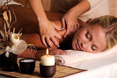 Une jeune femme se détend totalement lors d'un massage énergétique très profond.