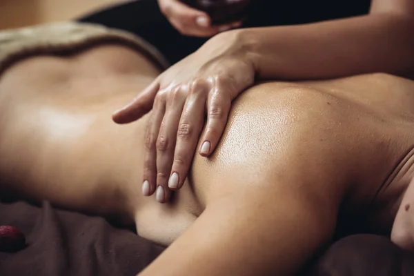 Une femme profite d'un massage californien hyper relaxant!
