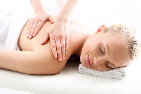 Une jeune femme se détend en profitant d'un massage californien.