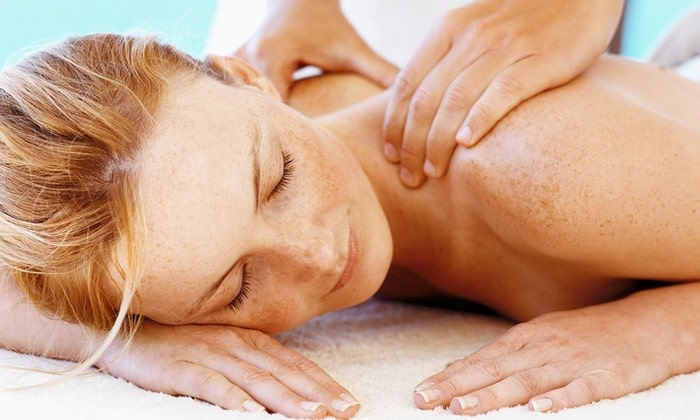 Une femme se détend complètement grâce à un massage de ses épaules dénudées et de ses trapèzes!