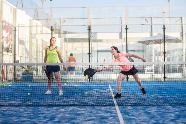 Pourquoi jouer au padel tennis ? Bien plus qu&rsquo;un simple sport de raquette