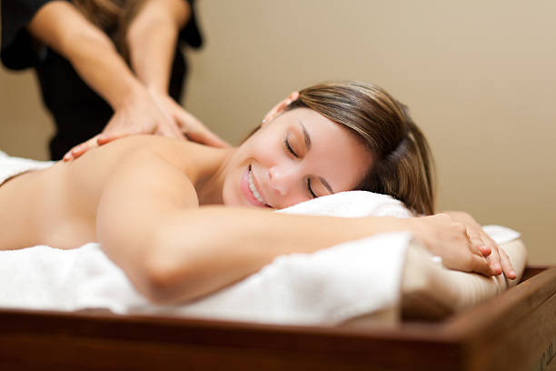 Une jeune femme lâche totalement prise en profitant d'un massage tantrique donné par un homme.