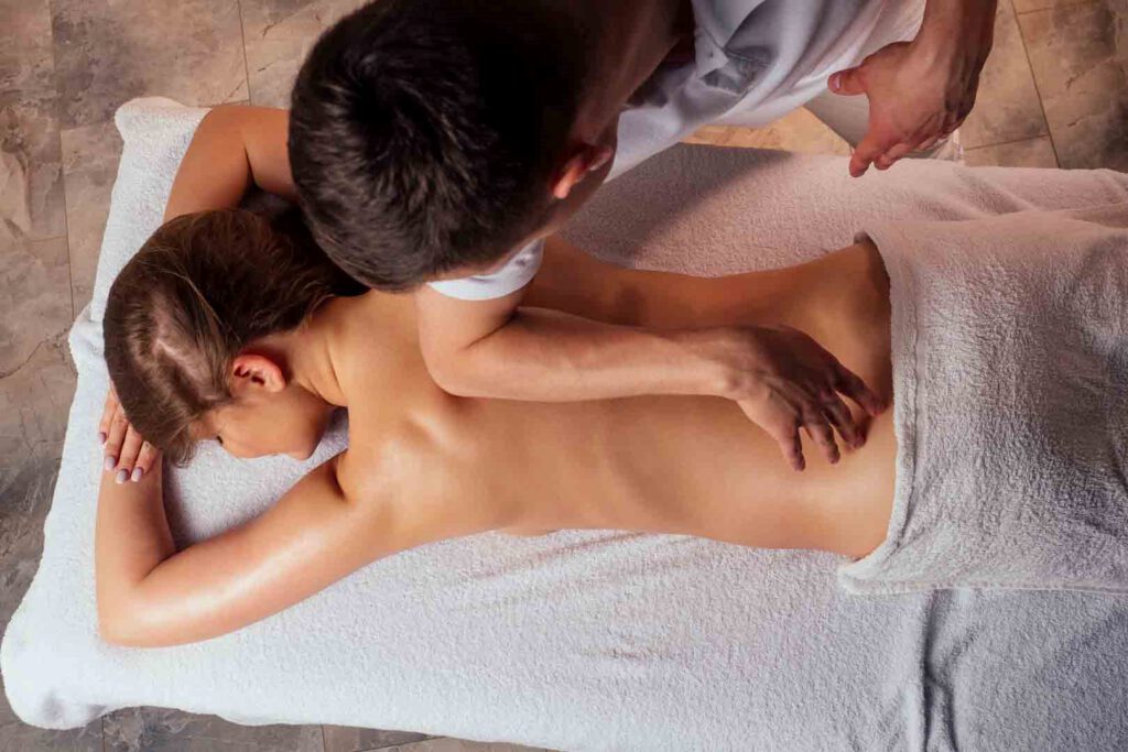 Un masseur masculin offre un super massage tantrique à Liège à une cliente!