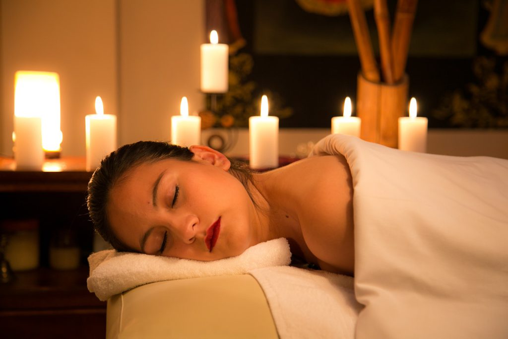 Une femme est allongée dévêtue dans le salon de massage et attend son soin!
