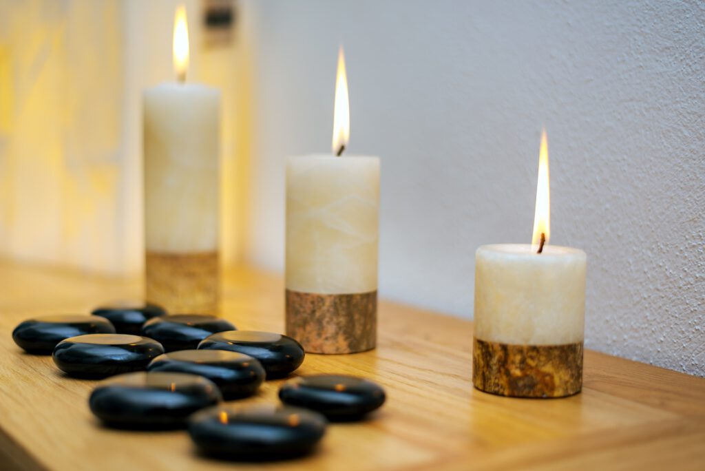 Les bougies et les pierres sont prêtes pour créer l'ambiance feutrée du centre de massage.