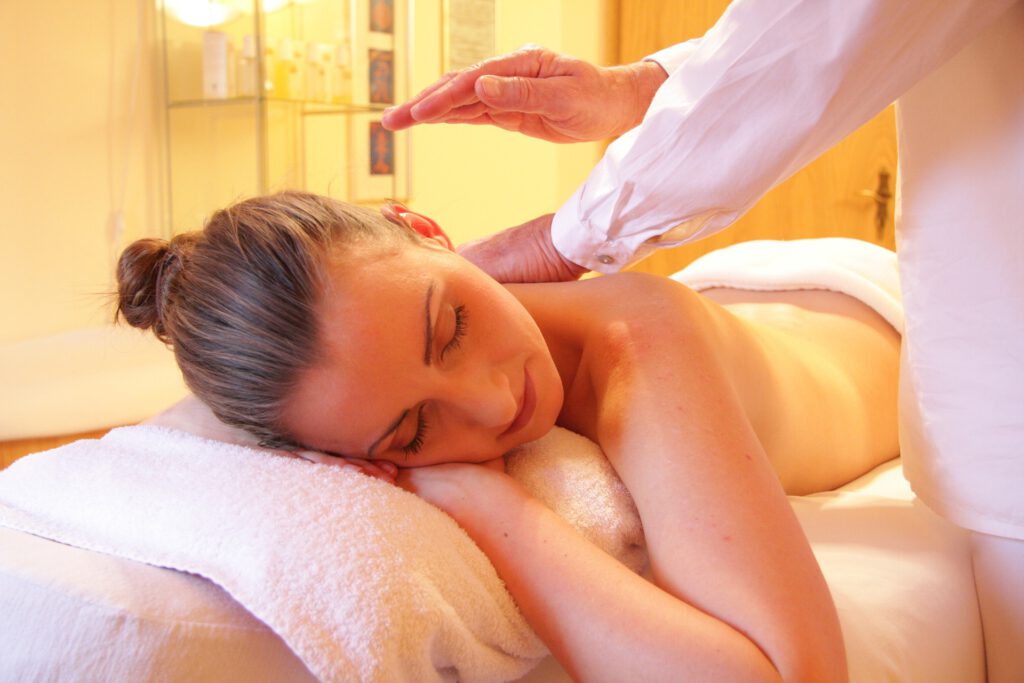 Un masseur prend contact avec le corps de sa cliente avant de commencer son massage en douceur!